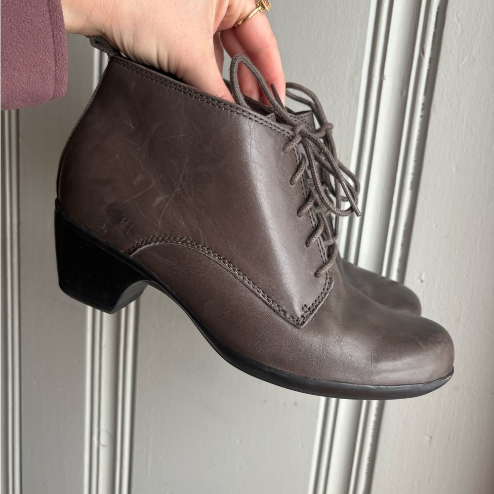 Women’s Brown Gray Leather CLARKS Bendables Wedge Heels Ankle Boots Sz 7W